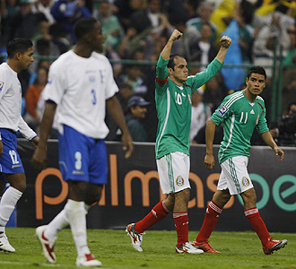 Cuauhtemoc Blanco celebra junto a Pablo Barrera el gol de la victoria de México ante El Salvador