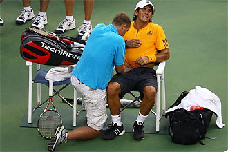 Fernando Verdasco es atendido durante su partido del US Open ante Djokovic