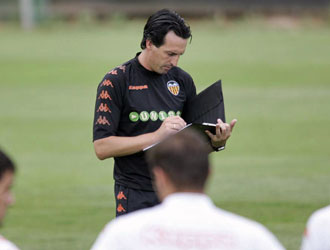 Unai Emery, durante un entrenamiento del Valencia.
