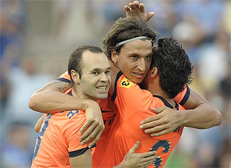 Iniesta, Ibra y Xavi celebran el gol