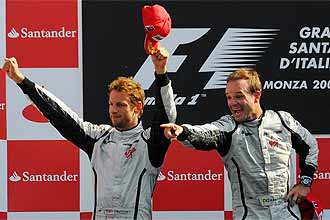 Button y Barrichello, en el podio de Monza.