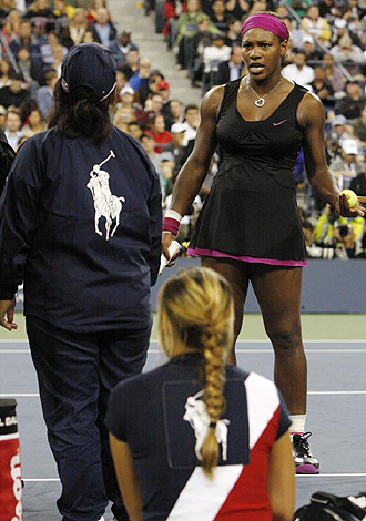 Serena se dirige a la juez de lnea bastante enfadada en presencia de un oficial... el incidente le cost a al americana su descalificacin del US Open