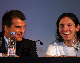 Messi y Laporta durante una rueda de prensa