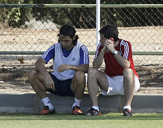 Ayala charla con Marcelino durante un entrenamiento
