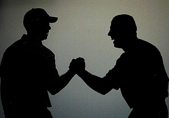 Tiger Woods celebra con su caddie Steve Williams una victoria en una foto espectacular