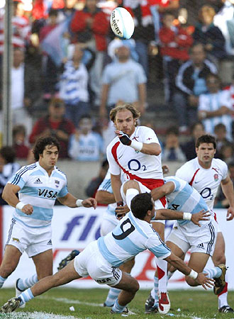 Los 'Pumas' argentinos, en la imagen en un 'test match' internacional ante Inglaterra, disputarn el Tri Nations a partir del ao 2012
