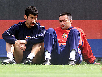 Guardiola reposa junto a Mourinho durante un entrenamiento de la temporada 99/00.