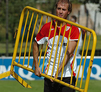 Yeste lleva una valla durante un entrenamiento del Athletic.