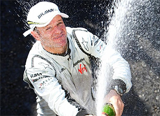 Barrichello celebra una victoria.