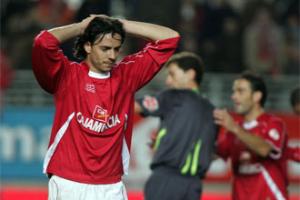 lvaro Meja se lleva las manos a la cabeza durante un partido.