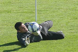Justo Villar detiene un baln durante un entrenamiento del Valladolid.