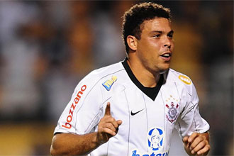 Ronaldo celebra un gol con el Corinthians.
