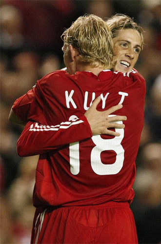 Kuyt y Torres celebran el gol del holands