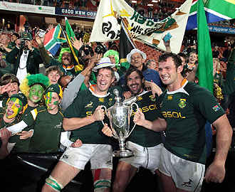 Jean De Villiers, Victor Matfield y Bismarck Du Plessis celebran con algunos aficionados sudafricanos y con la copa de campeones el ttulo en el Tri Nations
