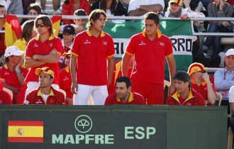 Rafa Nadal y Nicols Almagro, en el banquillo de la seleccin espaola durante una eliminatoria de Copa Davis.