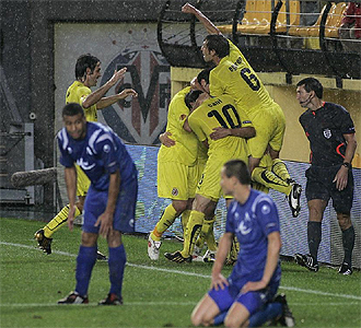 Los jugadores del Villarreal celebran el gol.
