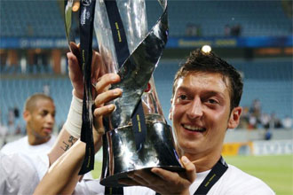 Mesut zil, con el trofeo que le acredita como campen del mundo sub'21 con Alemania.