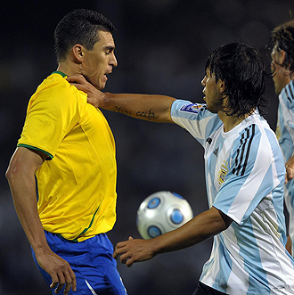 Lucio y Agero durante el ltimo Argentina-Brasil