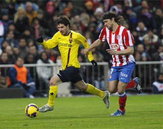 Ujfalusi intenta dar caza a Messi durante el encuentro disputado en el Calderón la temporada pasada.