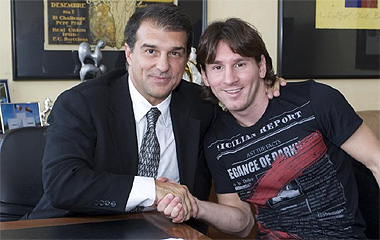 Laporta y Messi, tras firmar el contrato