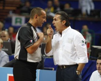 Scariolo discute con un rbitro en el Espaa-Grecia.