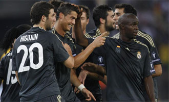 Cristiano Ronaldo celebra uno de sus dos goles ante el Zrcih junto a sus compaeros.