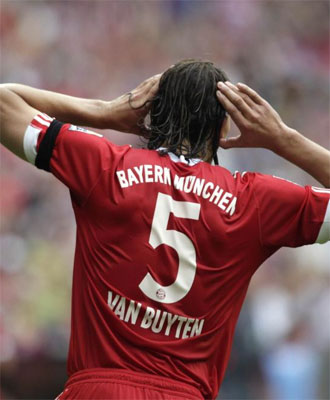 Van Buyten dio la victoria al Bayern de un gran cabezazo.