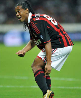 Ronaldinho no levanta cabeza.