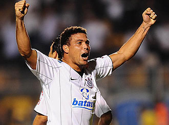Ronaldo celebrando un gol con el Corinthians