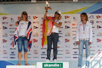 Blanca Manchn en lo ms alto del podio de la Skandia Sail for Gold Regatta.