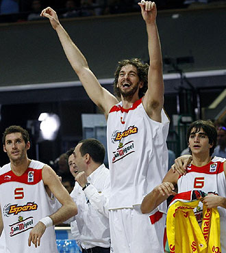 Pau Gasol celebra el triunfo en el Eurobasket