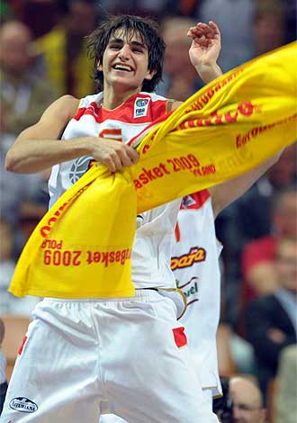 Ricky celebra el triunfo ante Serbia.
