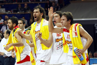 Ral Lpez celebra con sus compaeros la victoria ante Serbia.
