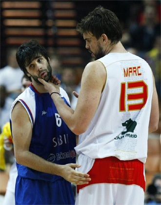 Marc Gasol consuela a un jugador serbio tras la final.