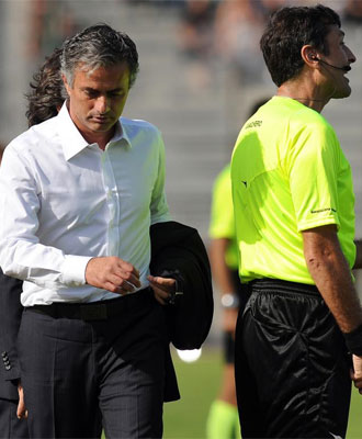 Mourinho abandona el campo tras su expulsin.