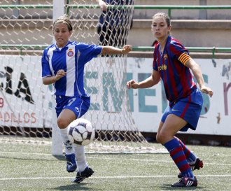Vernica Boquete, luchando con una jugadora del Barcelona durante un partido de esta temporada.