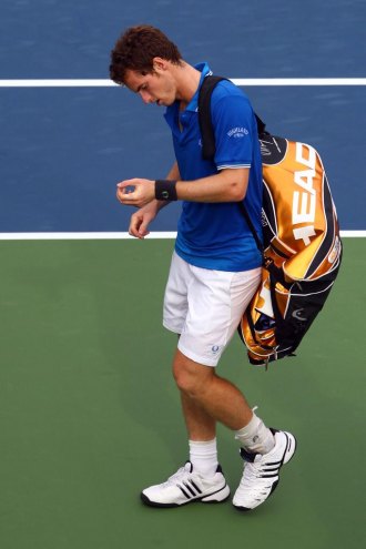 Andy Murray abandona la pista en el US Open mirndose la mueca izquierda.