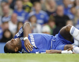 Momento en el que Didier Drogba cae lesionado en el ltimo partido de la Premier.