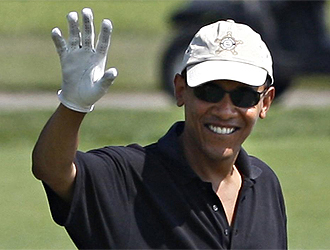 Obama saluda tras un partido de golf