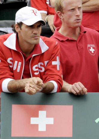 Roger Federer en el banquillo de Suiza en su eliminatoria ante Italia en G�nova.
