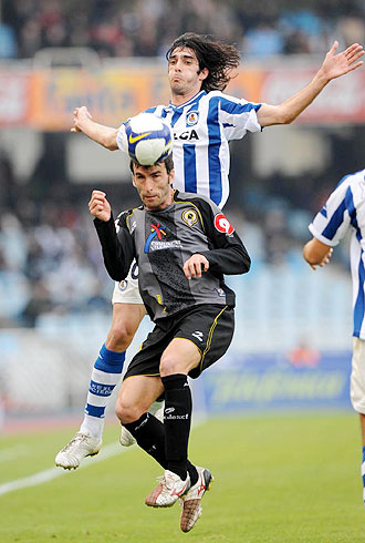 Carlos Martnez salta con Tuni por un baln durante el partido ante el Hrcules en Anoeta de la pasada temporada