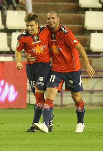Los dos goleadores de Osasuna en el Nuevo Zorrilla, Pandiani y Galán, se felicitan tras el gol del joven canterano navarro