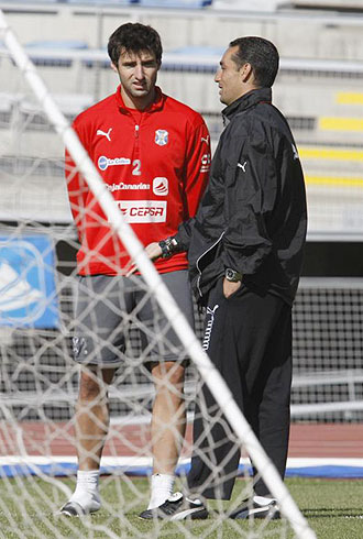 Marc Bertrn conversa con su tcnico Oltra durante un entrenamiento en Tenerife