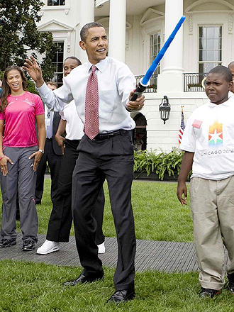 Barack Obama juega con una espada de plstico delante de la Casa Blanca durante his fencing stance durante un evento de promocin de la candidatura olmpica de Chicago'2016