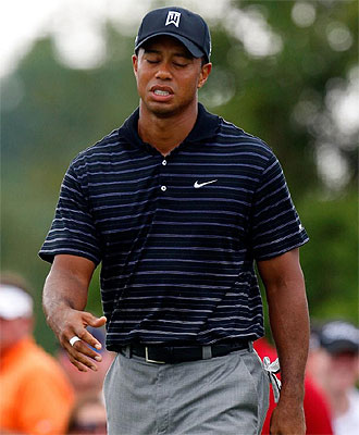 Tiger Woods se lamenta tras un golpe en el Tour Championship