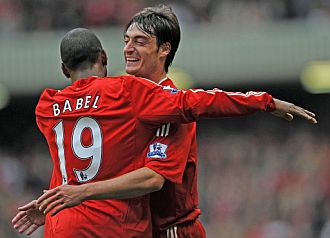 Babel y Riera celebran un tanto del Liverpool