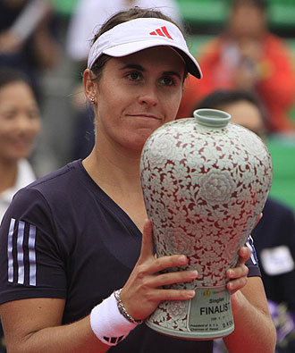 Anabel Medina con el trofeo de consolacin