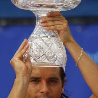 Albert Montañés con el trofeo que le reconoce como campeón en Bucarest.