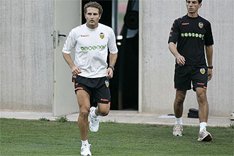 Rubén Baraja realiza carrera continua durante un entrenamiento del Valencia.