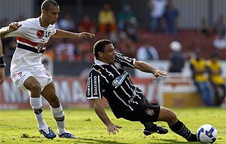Ronaldo pelea un baln ante un rival del Sao Paulo.
